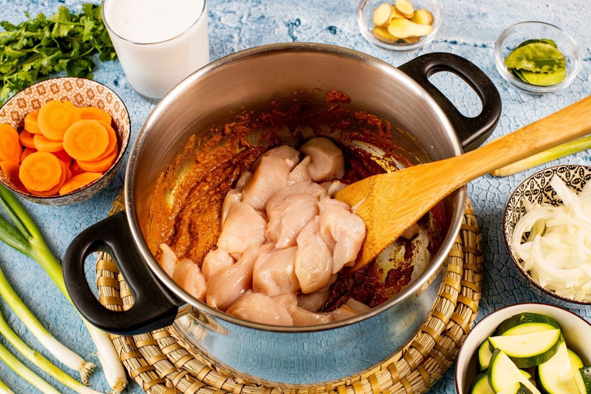 Rehogar el pollo con la pasta de curry amarillo