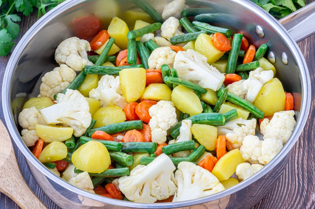 Rehogar la coliflor y las judías del curry de verduras
