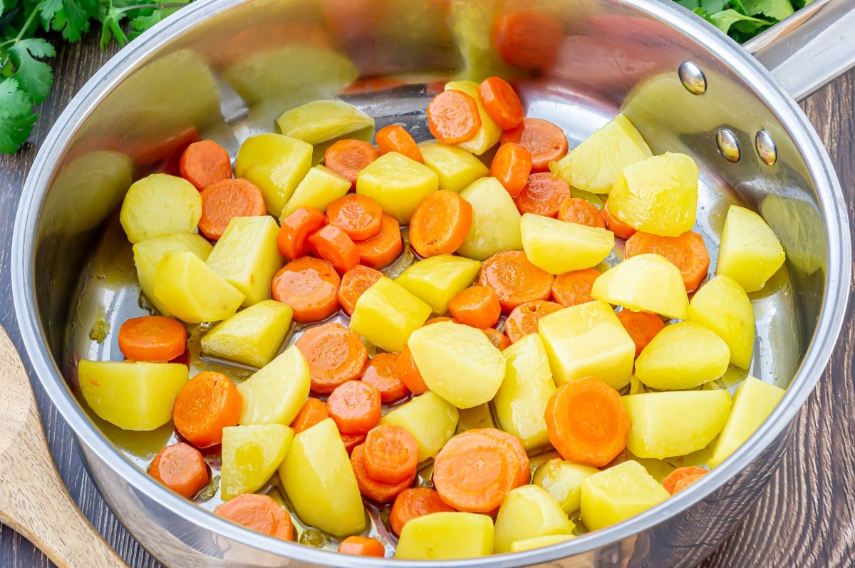 Rehogar la patata y la zanahoria del curry de verduras