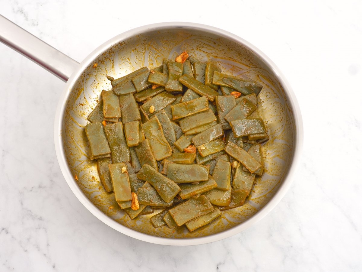 Rehogar las judías verdes con la ajada