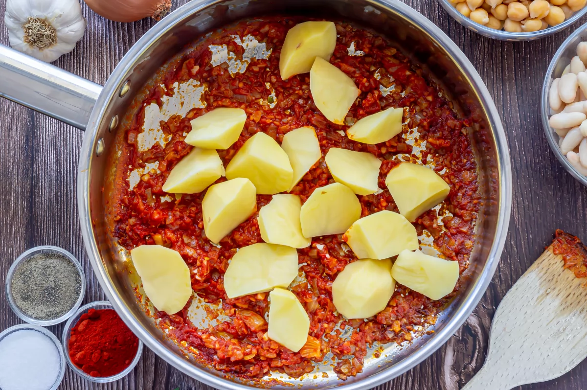 Olla gitana 6 Rehogar las patatas con el tomate *