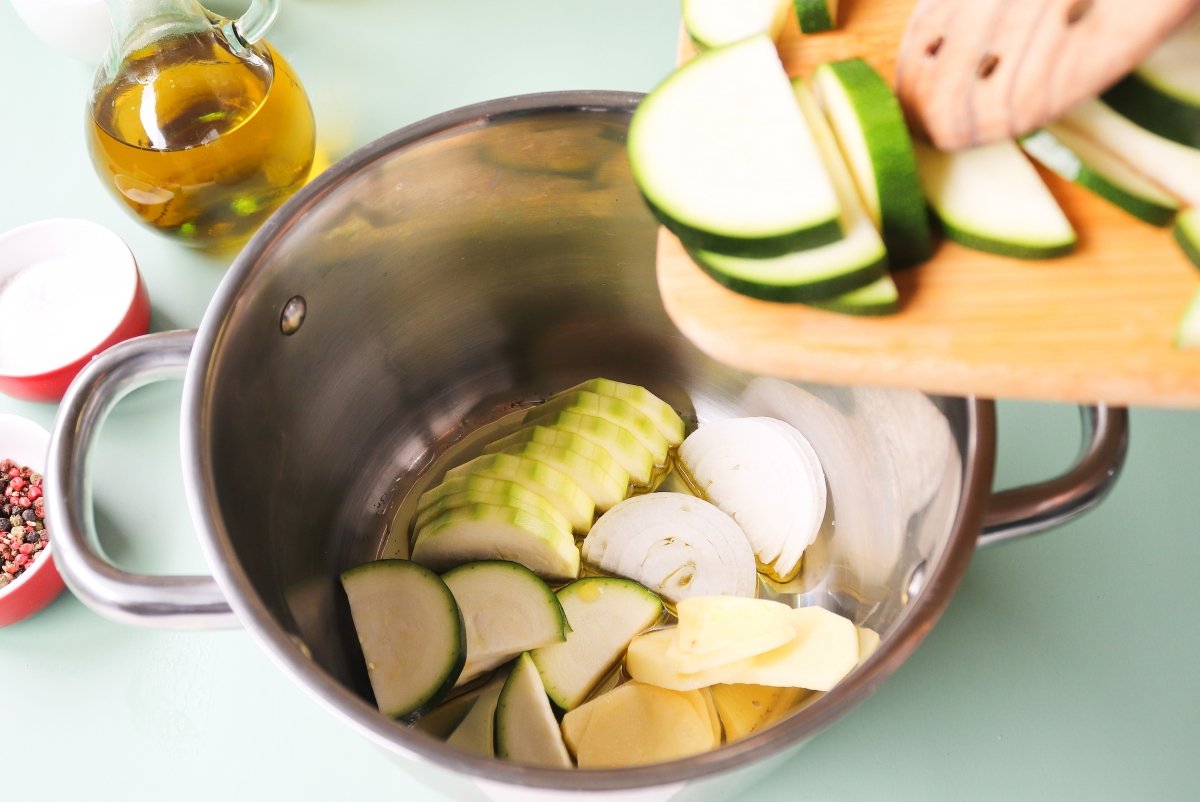 Rehogar las verduras para crema de calabacín
