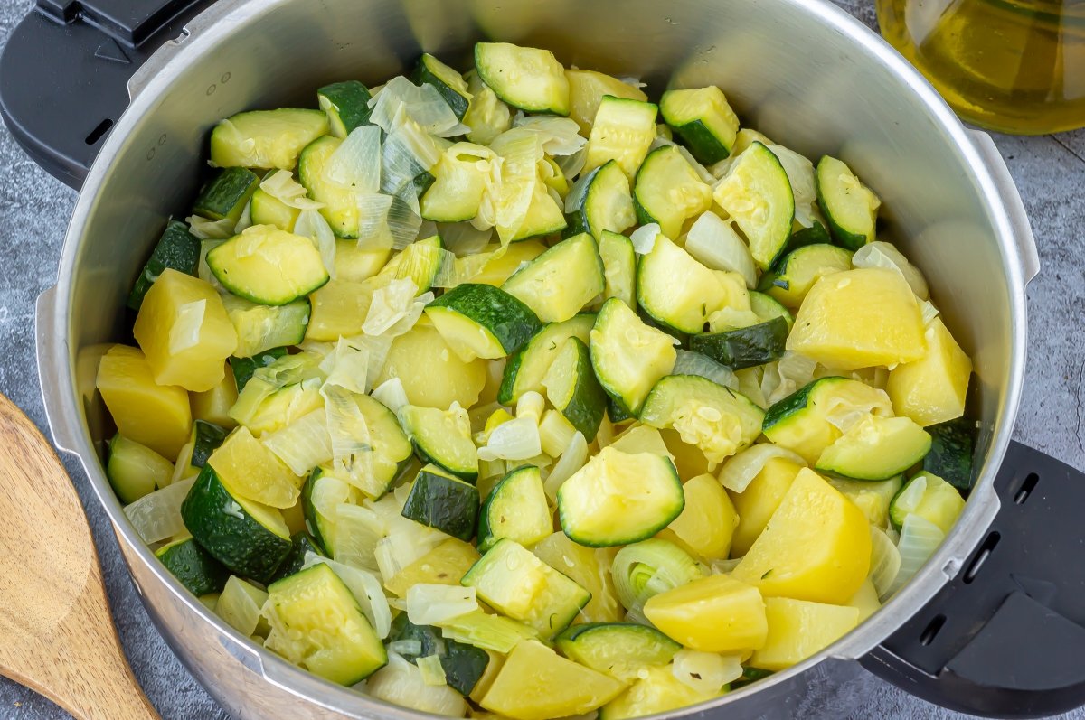 Rehogar las verduras del puré de calabacín