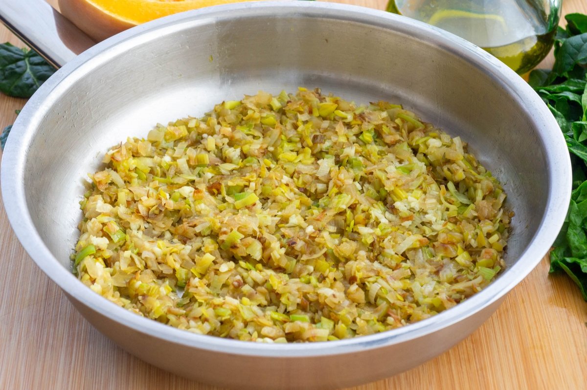 Rehogar las verduras del sofrito para azukis estofadas con calabaza y verduras
