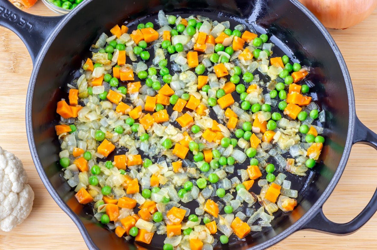 Rehogar las verduras para el arroz de coliflor