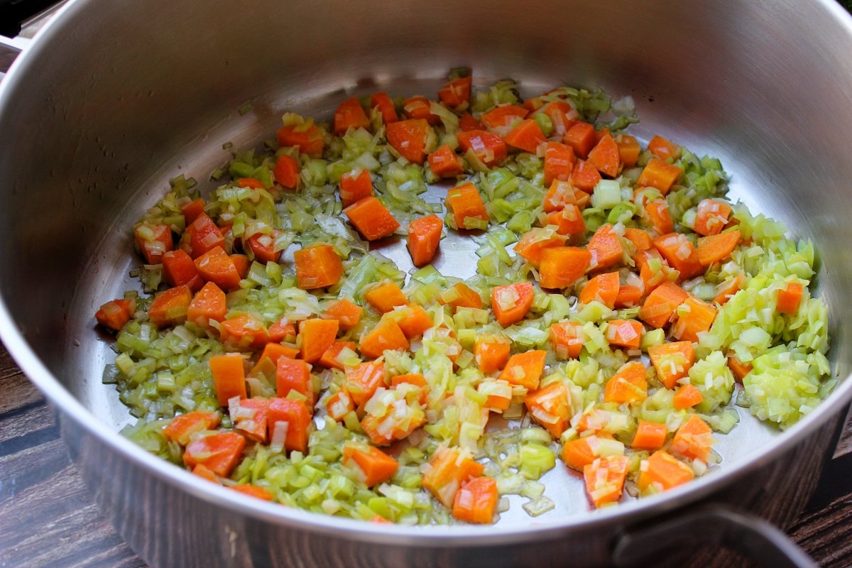 Rehogar las verduras para hacer las lentejas con chorizo