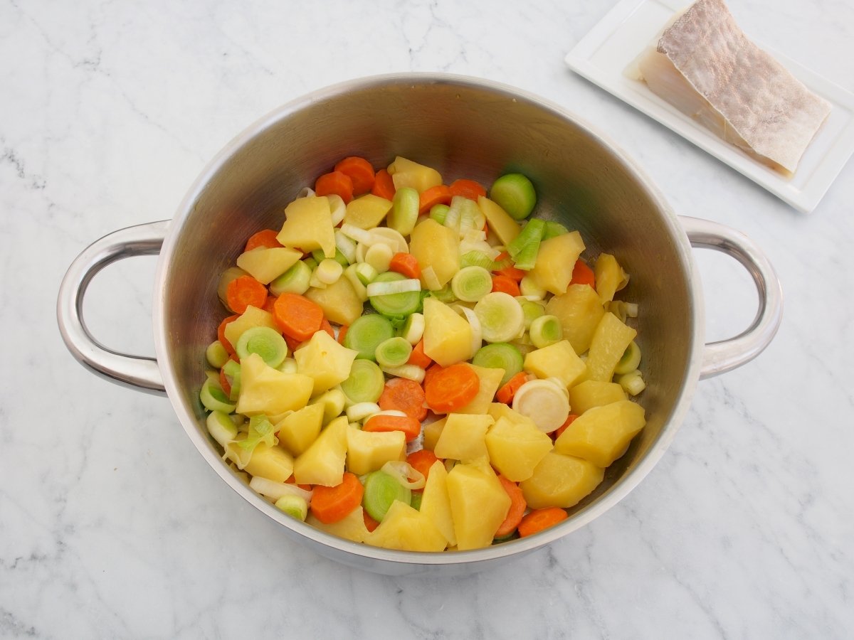 Rehogar las verduras para la porrusalda con bacalao