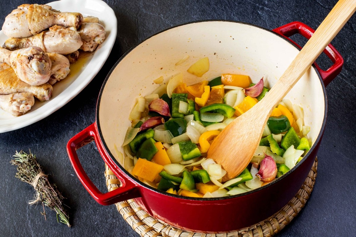 Rehogar los pimientos para el estofado de pollo con patatas y verduras