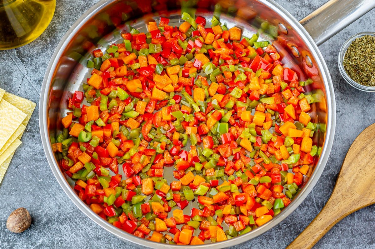 Rehogar pimientos y zanahoria para la lasaña de verduras