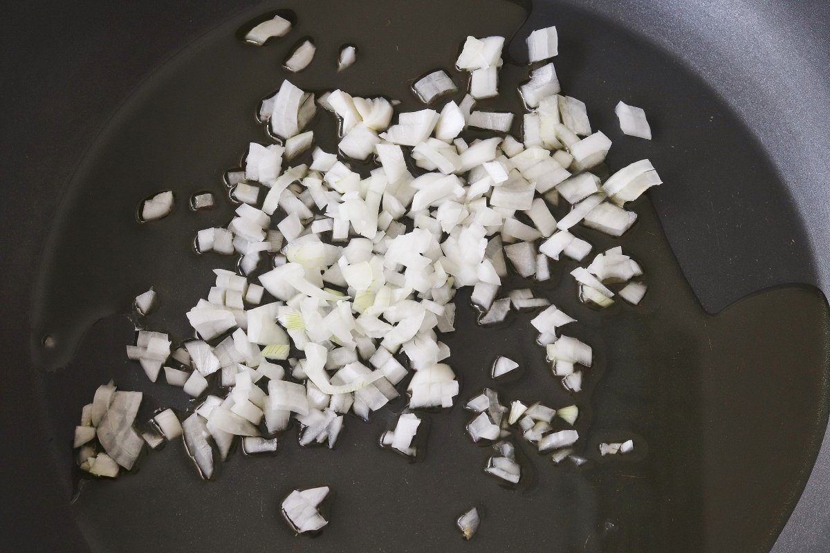 Rehogar una cebolla para el panaché de verduras