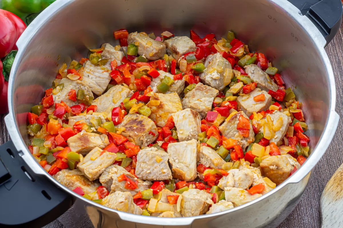 Magro de cerdo al chilindrón 7 Reincorporar el magro de cerdo a la olla