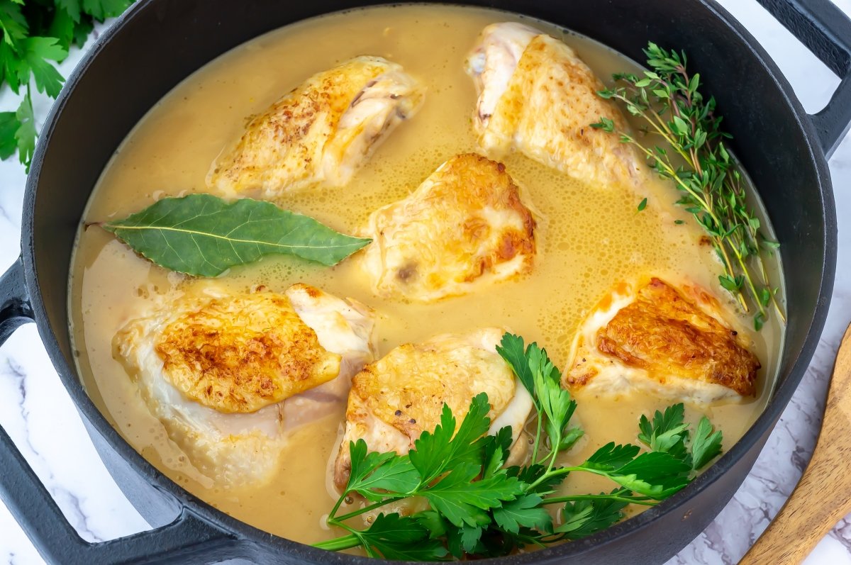 Reincorporar el pollo a la olla del fricasé