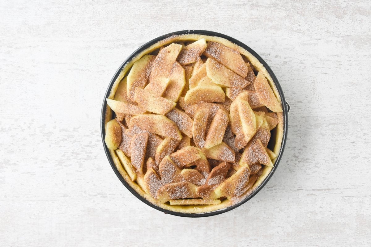 Rellenamos el molde con las manzanas y el azúcar con canela