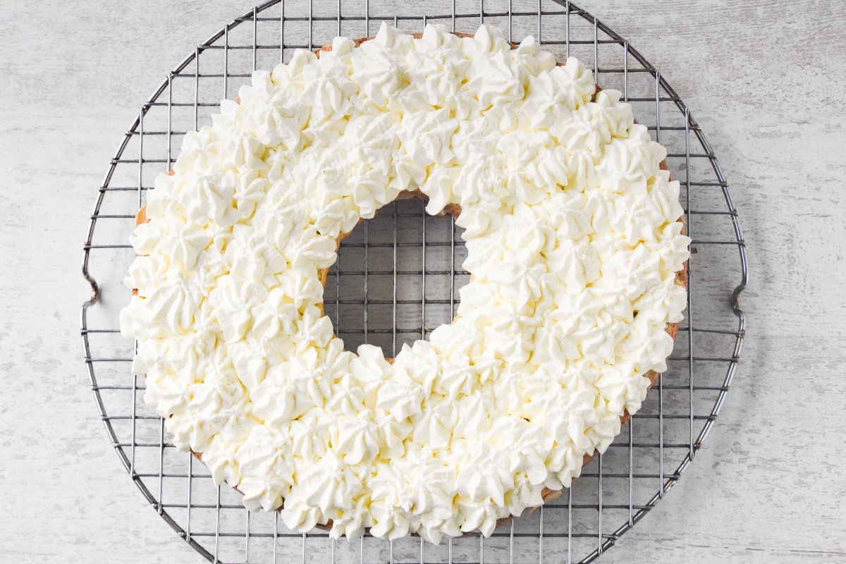 Rellenamos la corona con nata montada