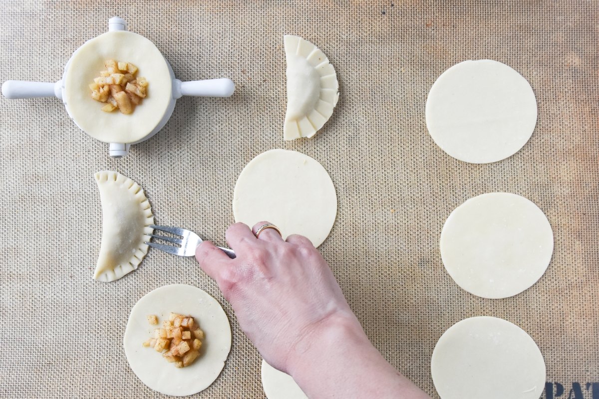 Rellenamos las empanadillas de manzana
