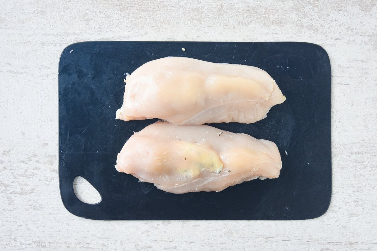 Rellenamos las pechugas con la mantequilla fría
