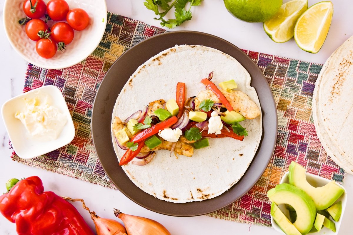 Rellenamos las tortillas de trigo con los ingredientes