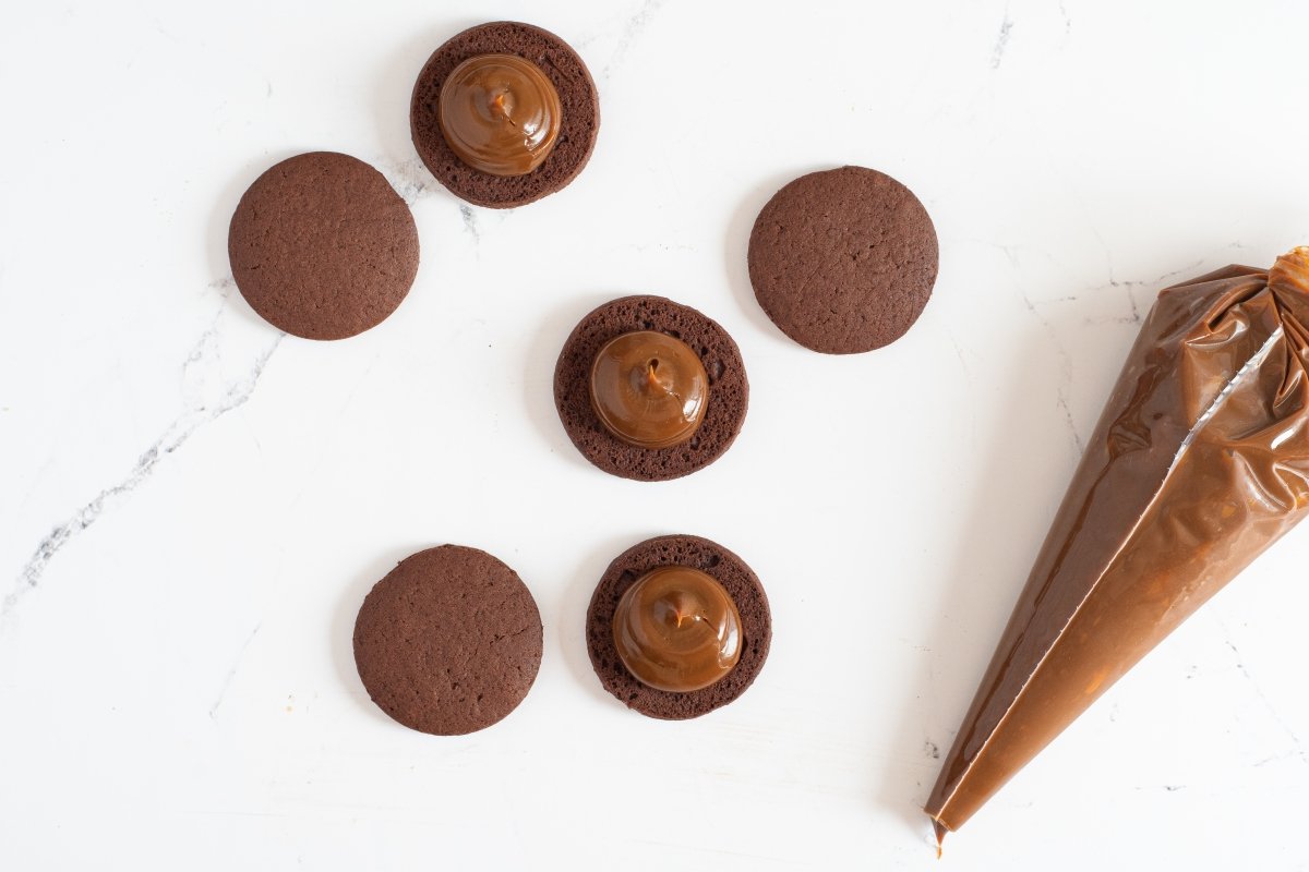 Rellenamos los alfajores de chocolate