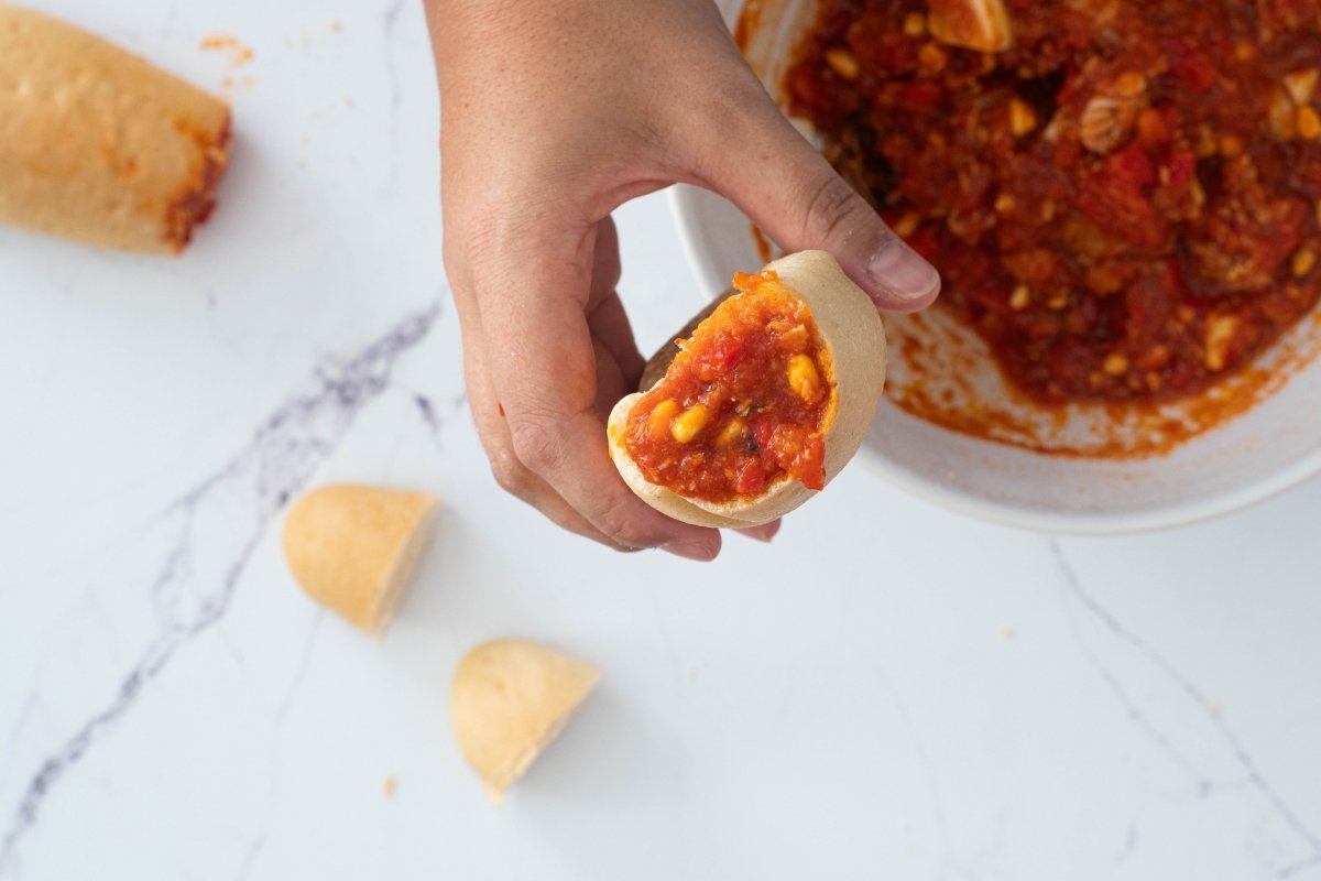 Rellenamos los bollos del pepito valenciano