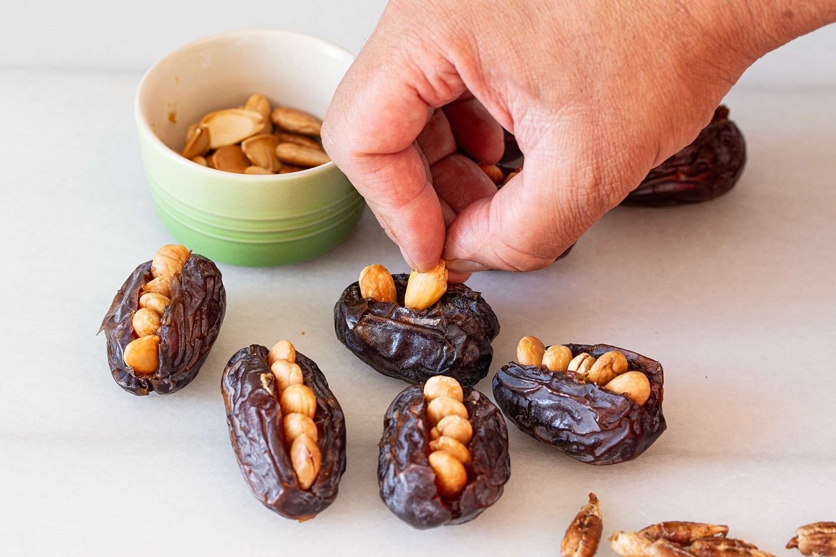 Rellenamos los dátiles con almendras fritas