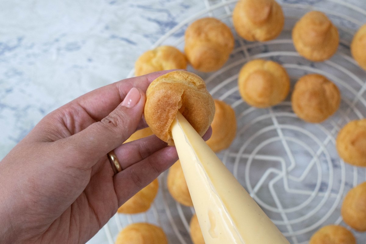 Rellenamos los profiteroles de crema