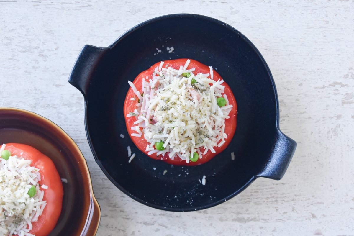 Rellenamos los tomates con la mezcla de arroz