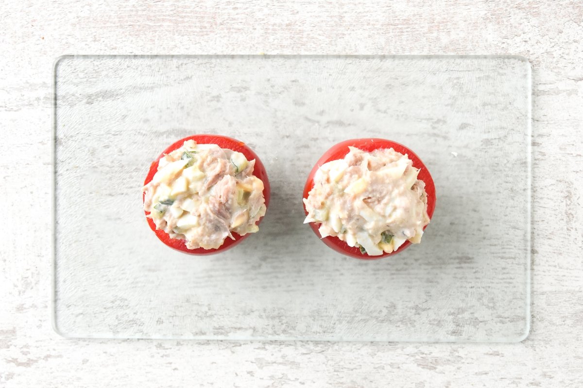 Rellenamos los tomates con la mezcla preparada