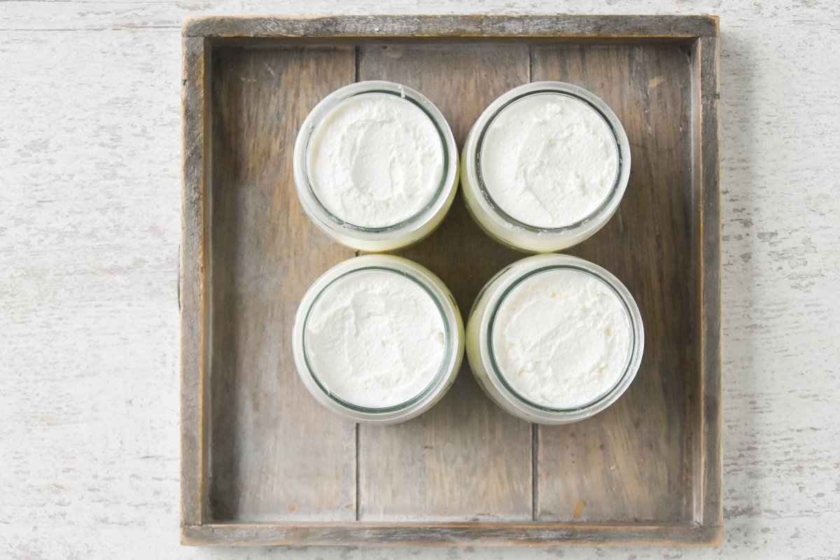 Rellenamos los vasitos con la crema