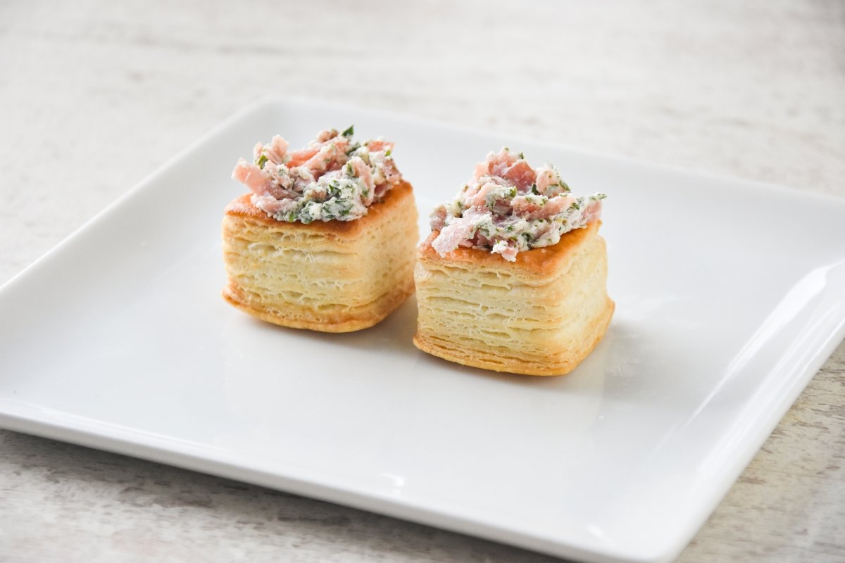 Rellenamos los volovanes de salami