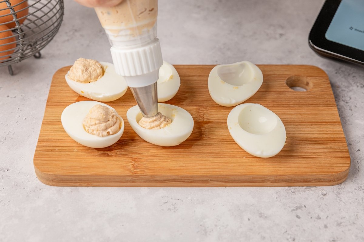 Rellenando los huevos rellenos en Thermomix