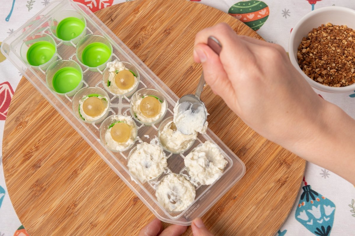 Rellenando moldes para los canapés de Navidad