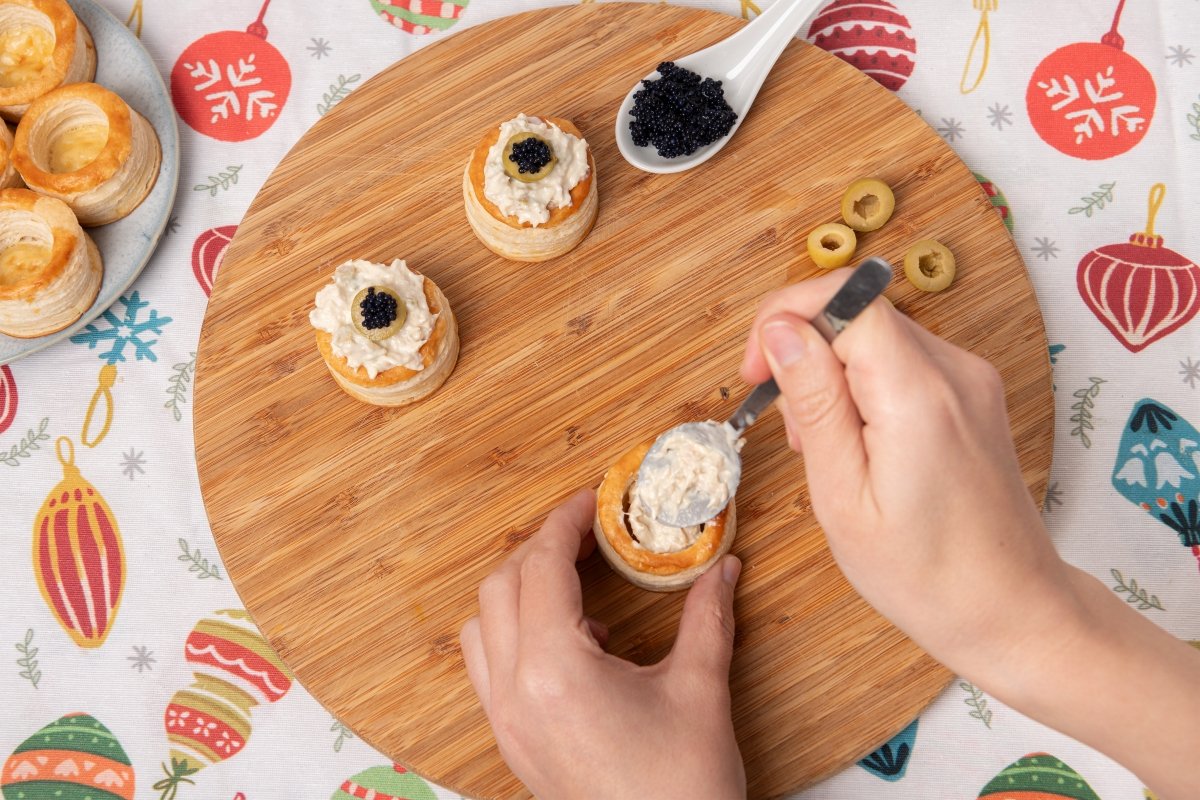 Rellenando volovanes para los canapés de Navidad