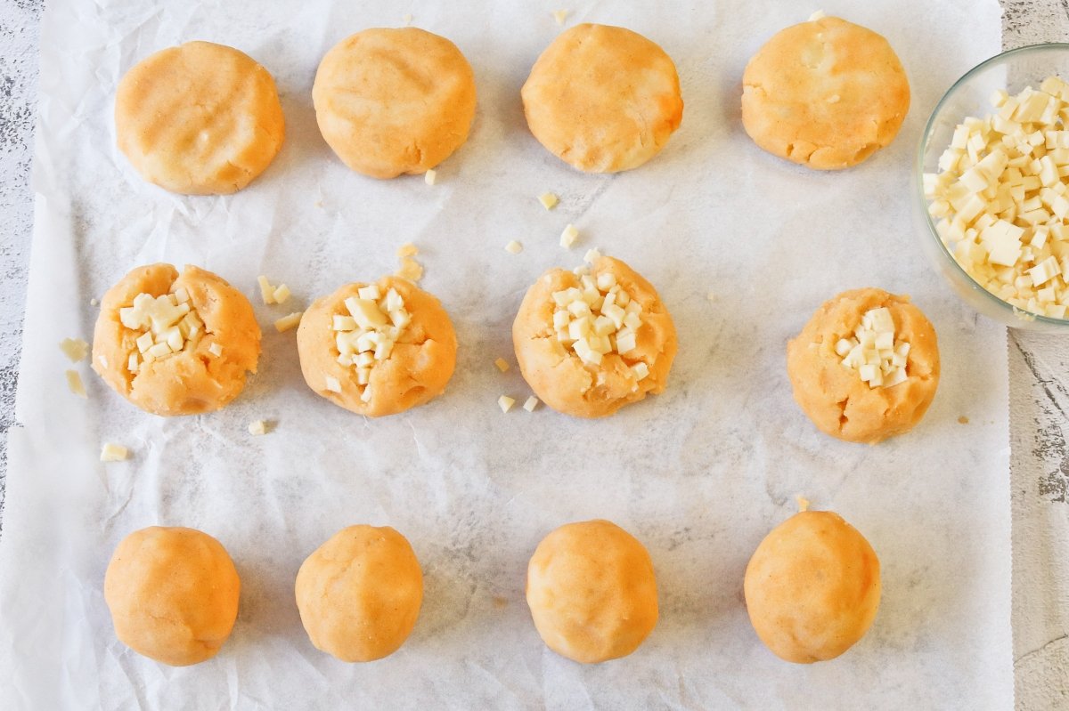 Rellenar con queso los llapingachos