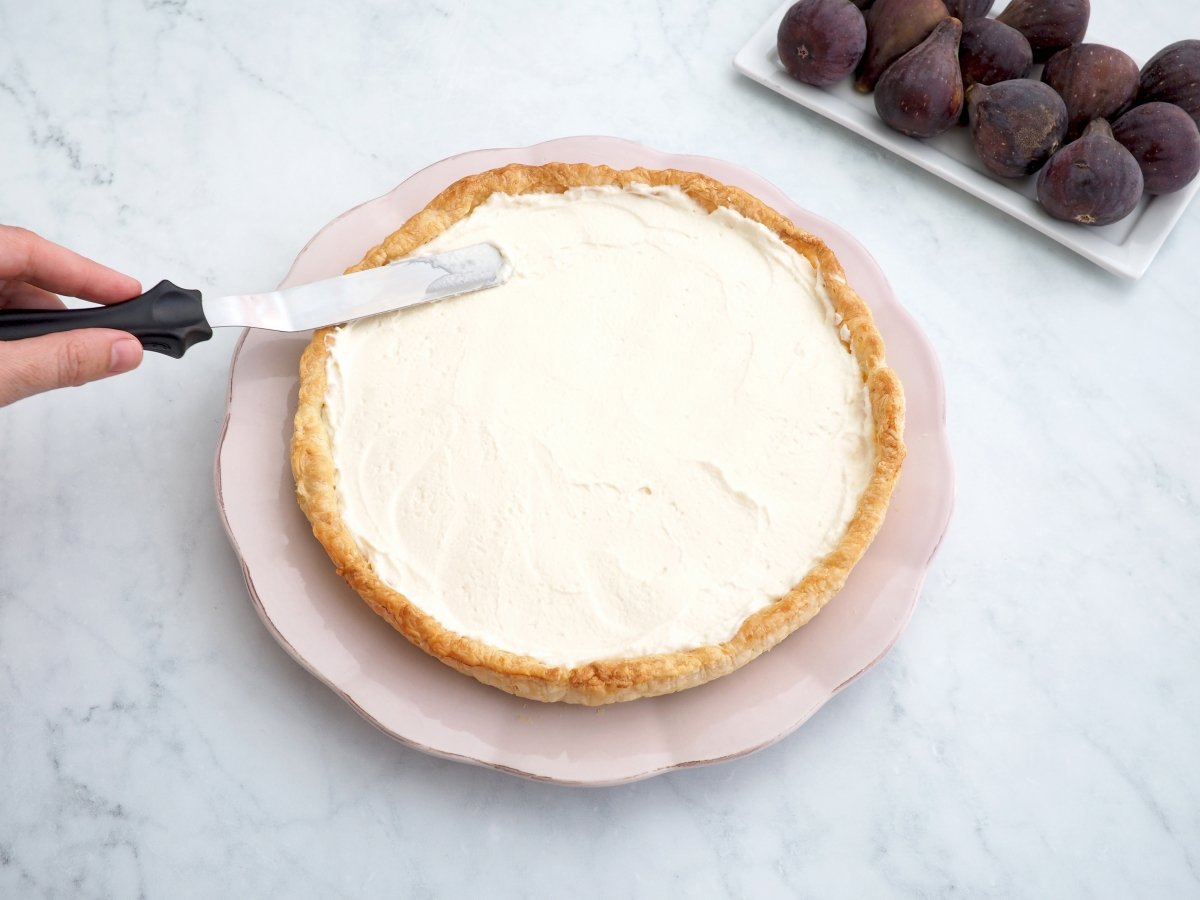 Rellenar el hojaldre con la crema de mascarpone