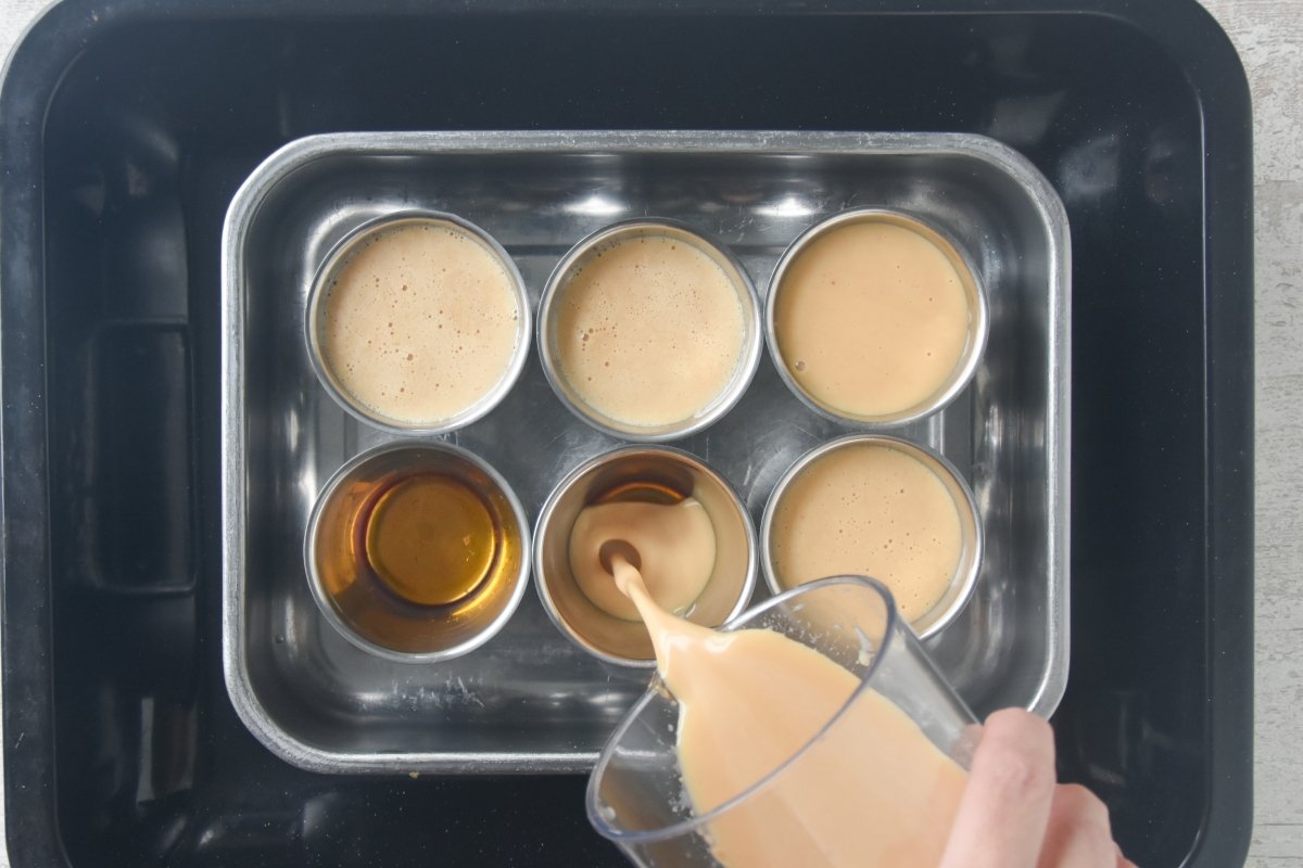 Rellenar el molde con la masa para elaborar flan de turrón