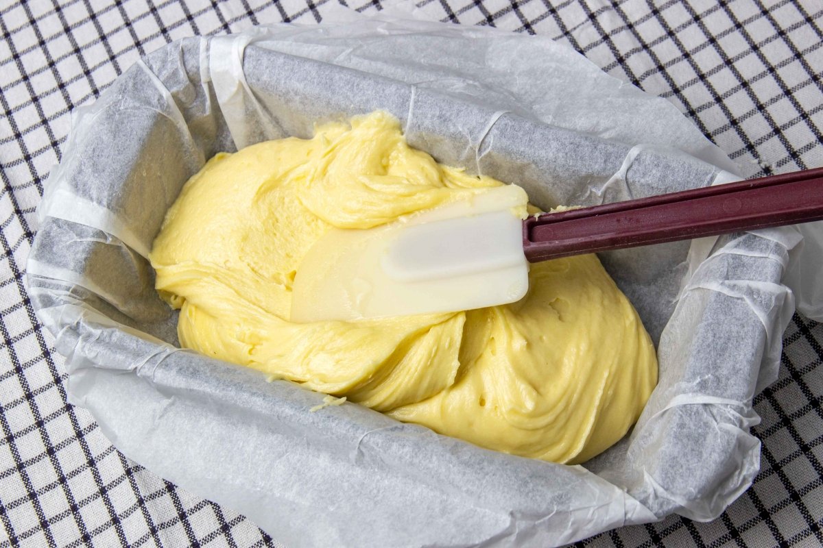 Rellenar el molde para el bizcocho de mantequilla