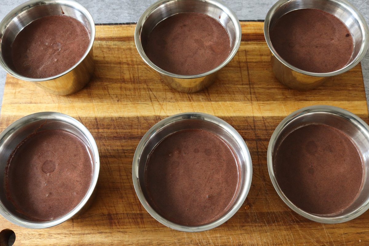 Rellenar flaneras para el flan de chocolate