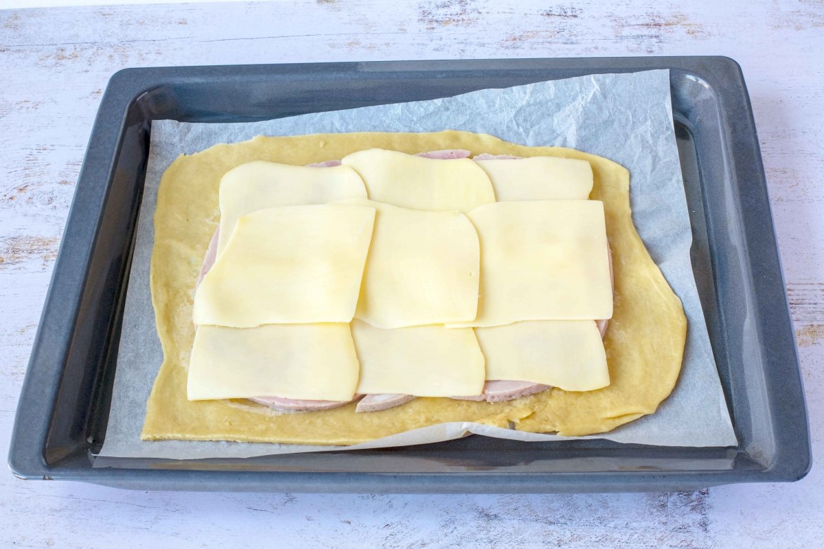 Rellenar la empanada de jamón y queso
