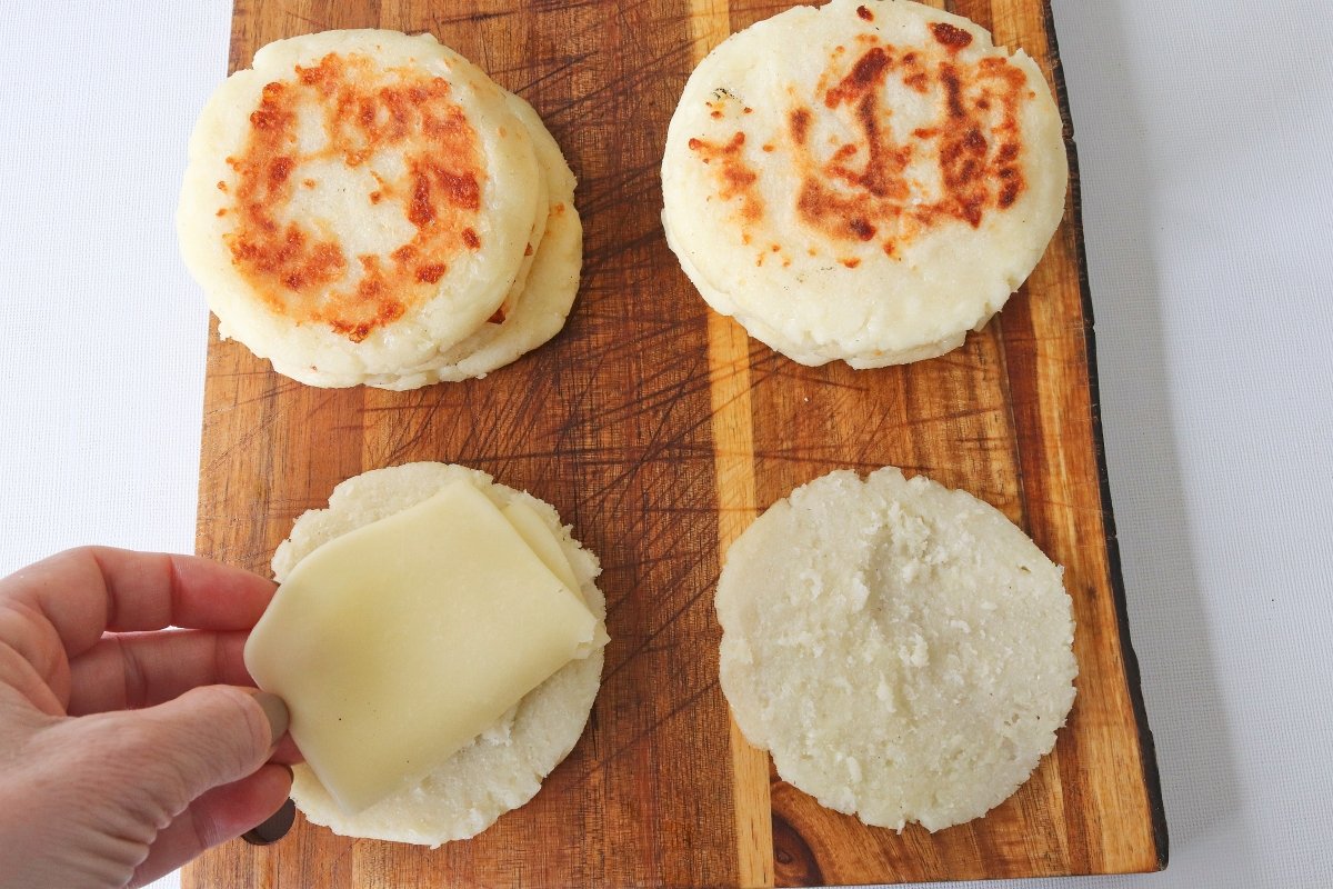 Rellenar las arepas colombianas con queso