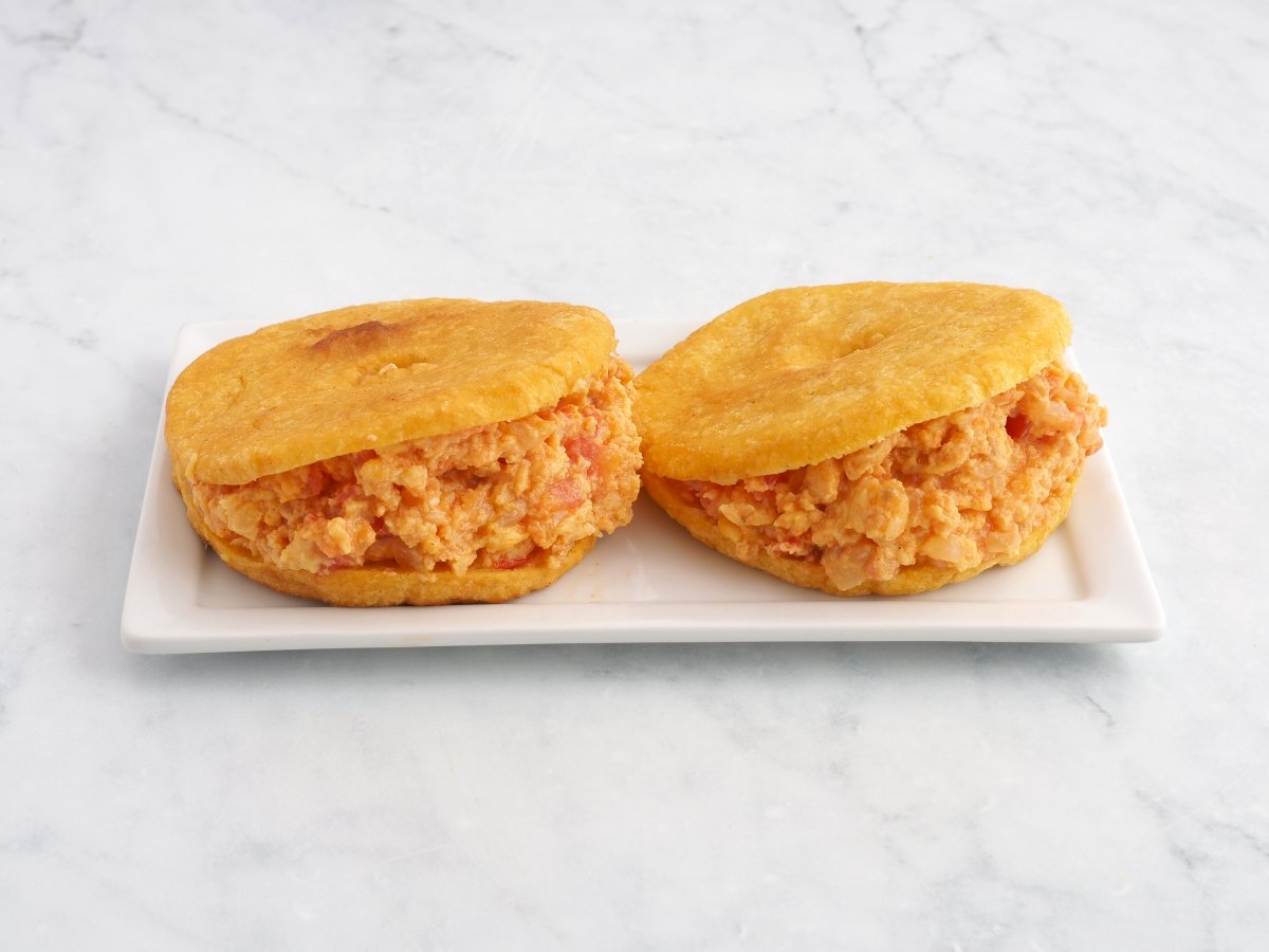 Rellenar las arepas fritas