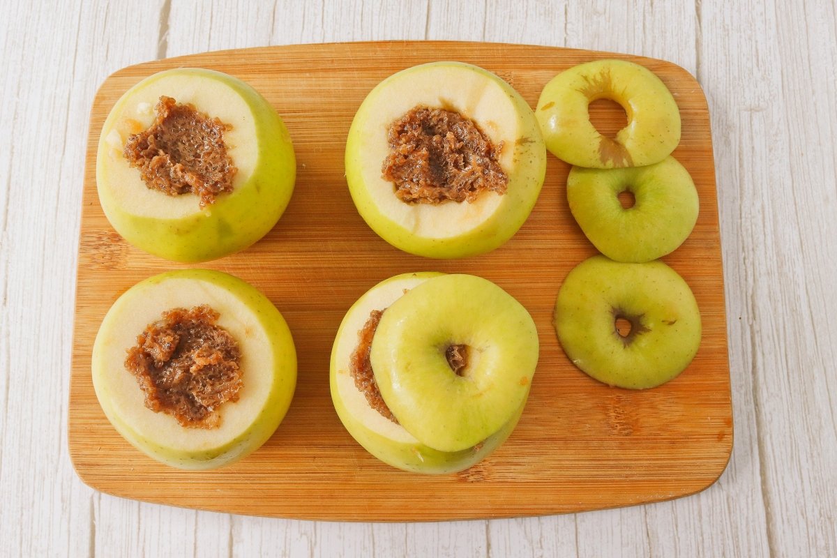 Rellenar las manzanas para asarlas en la freidora de aire