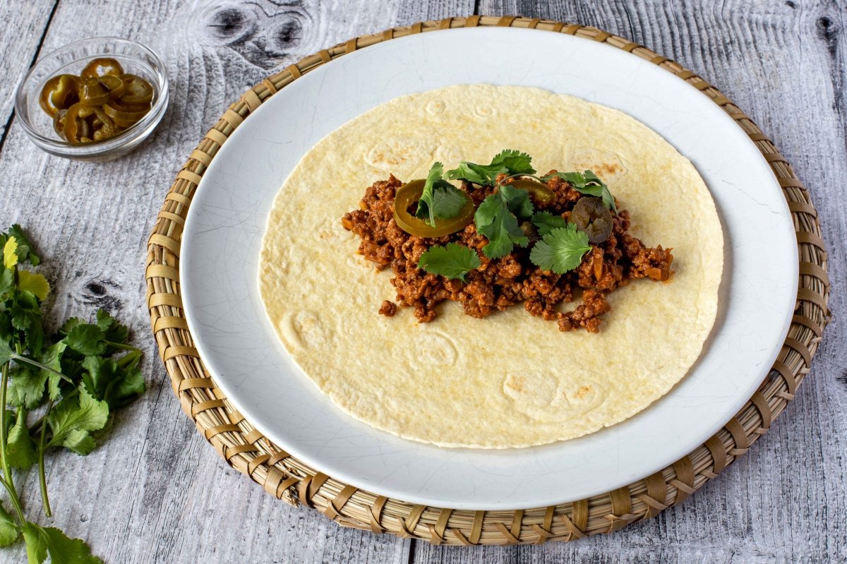 Rellenar los burritos mexicanos con carne picada