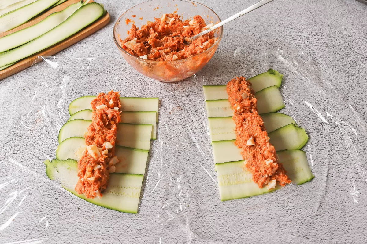 Rellenar los canelones de calabacín