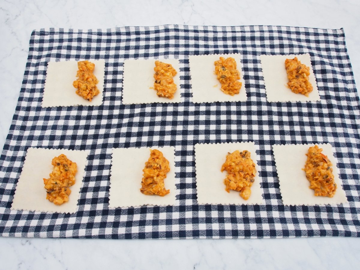 Rellenar los canelones de marisco