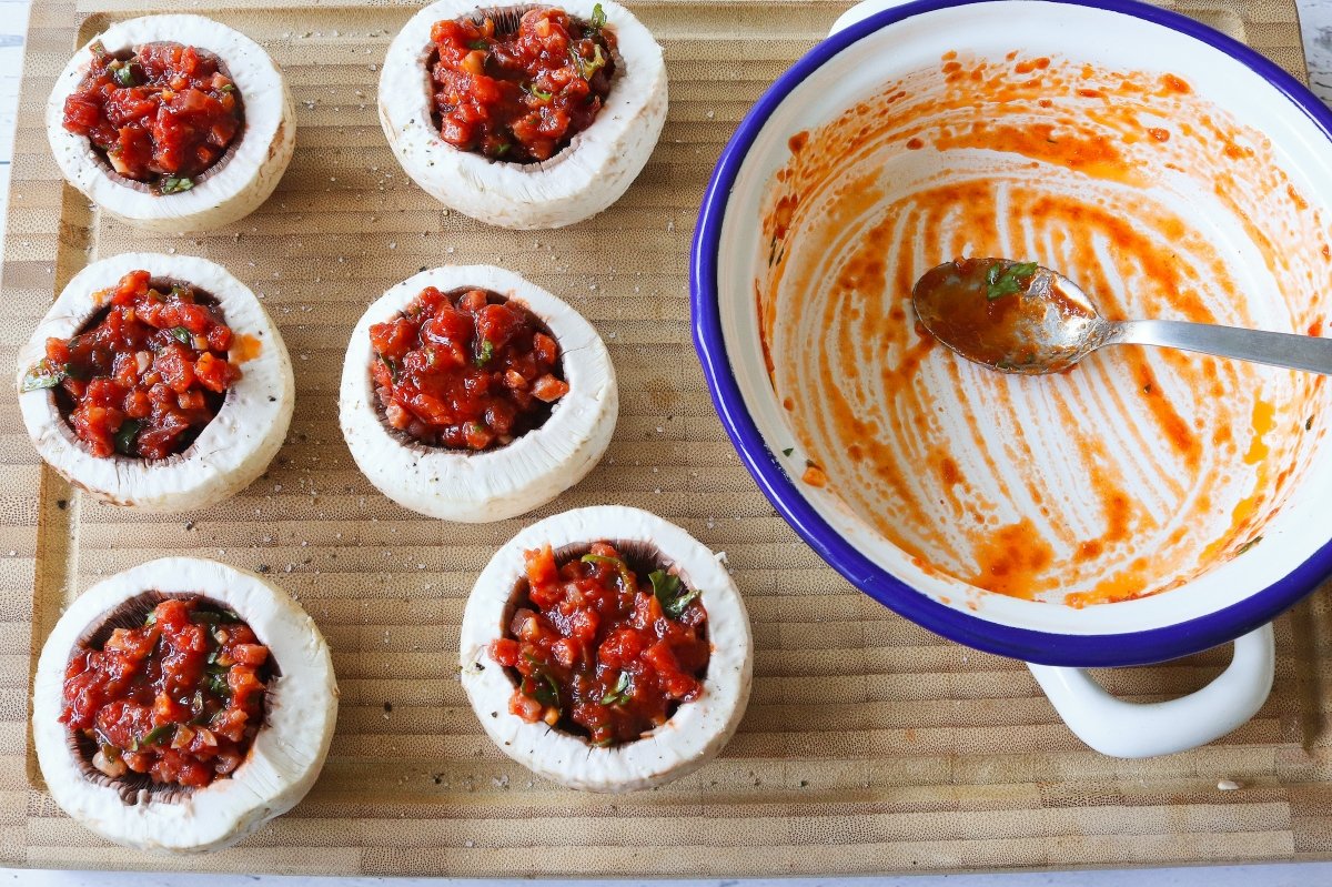 Rellenar los champiñones para hacerlos en la freidora de aire