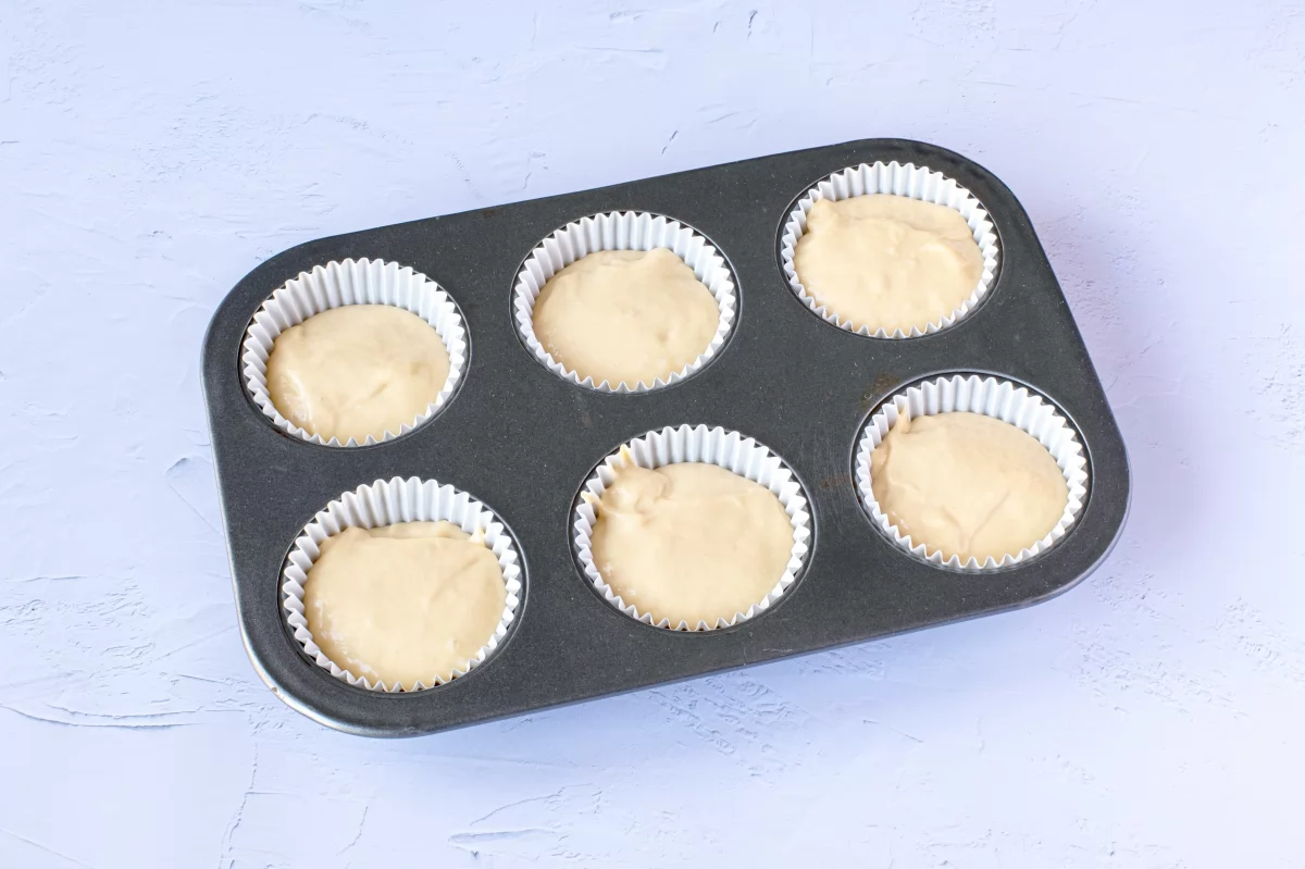 Rellenar los moldes de las magdalenas sin azúcar para hornear