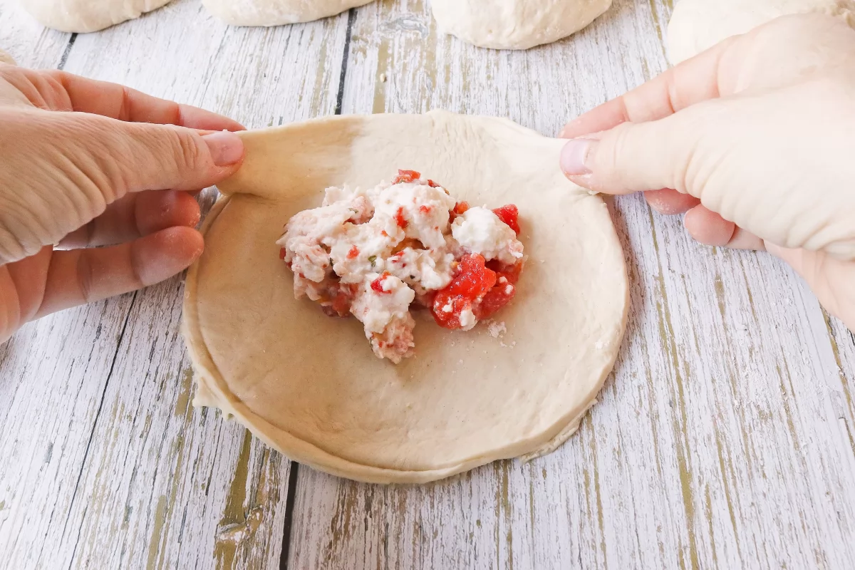 Rellenar los panzerotti de tomate y mozzarella