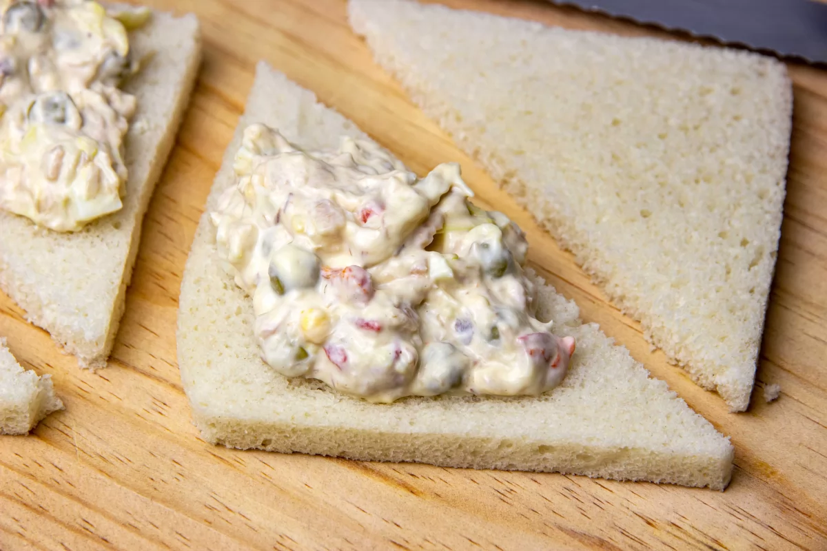 Sándwich de ensaladilla estilo Rodilla 5 Rellenar los sándwiches de ensaladilla estilo Rodilla *