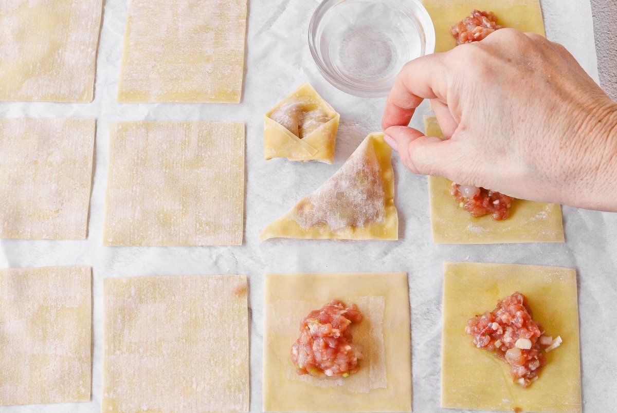 Rellenar los wan tuns para hacer la sopa