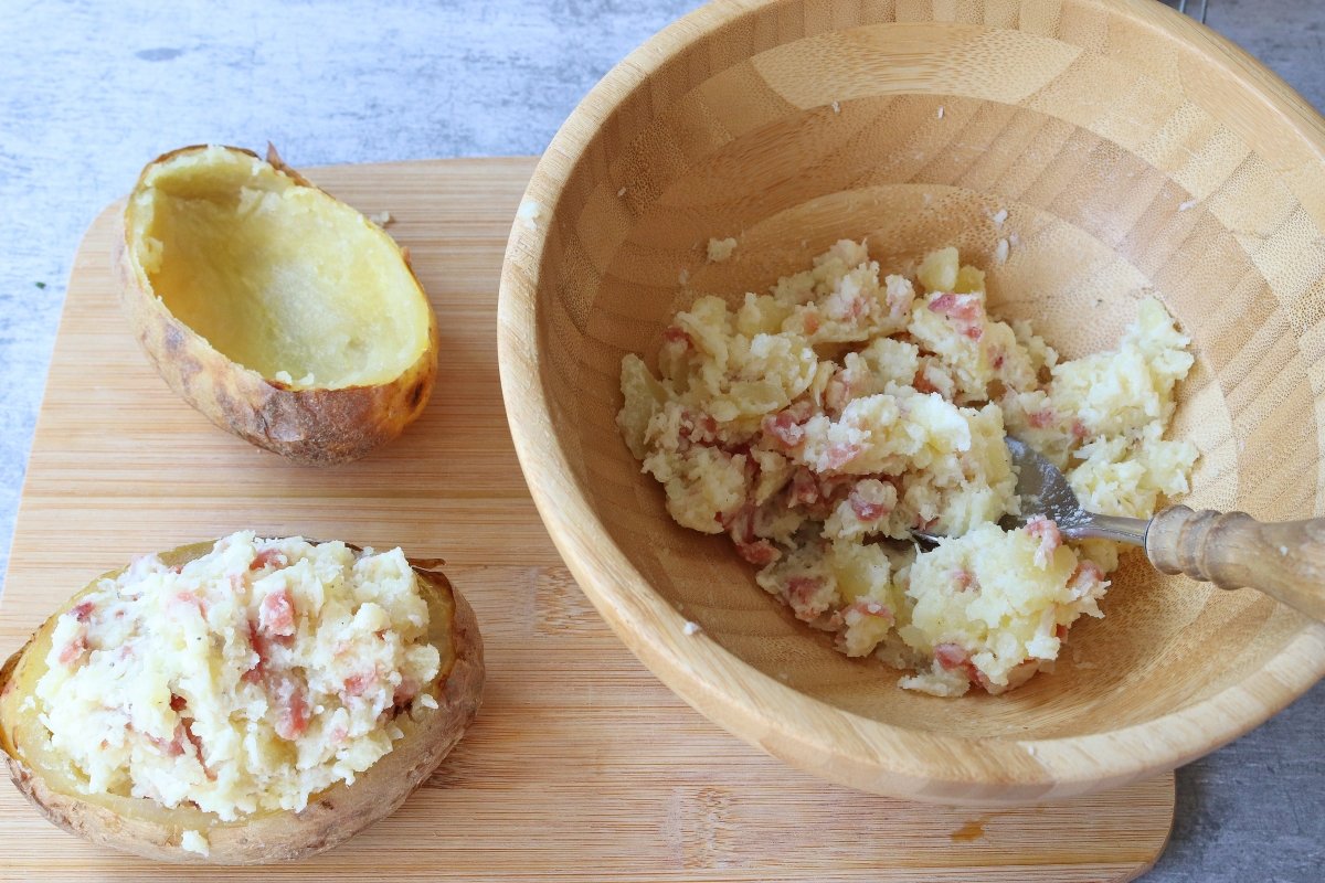 Rellenar patatas rellenas de jamón y queso al horno